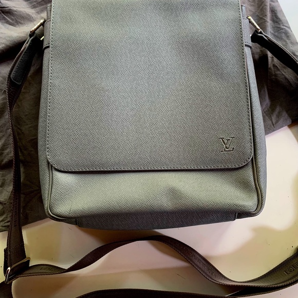Louis Vuitton - Picture 1 of 5